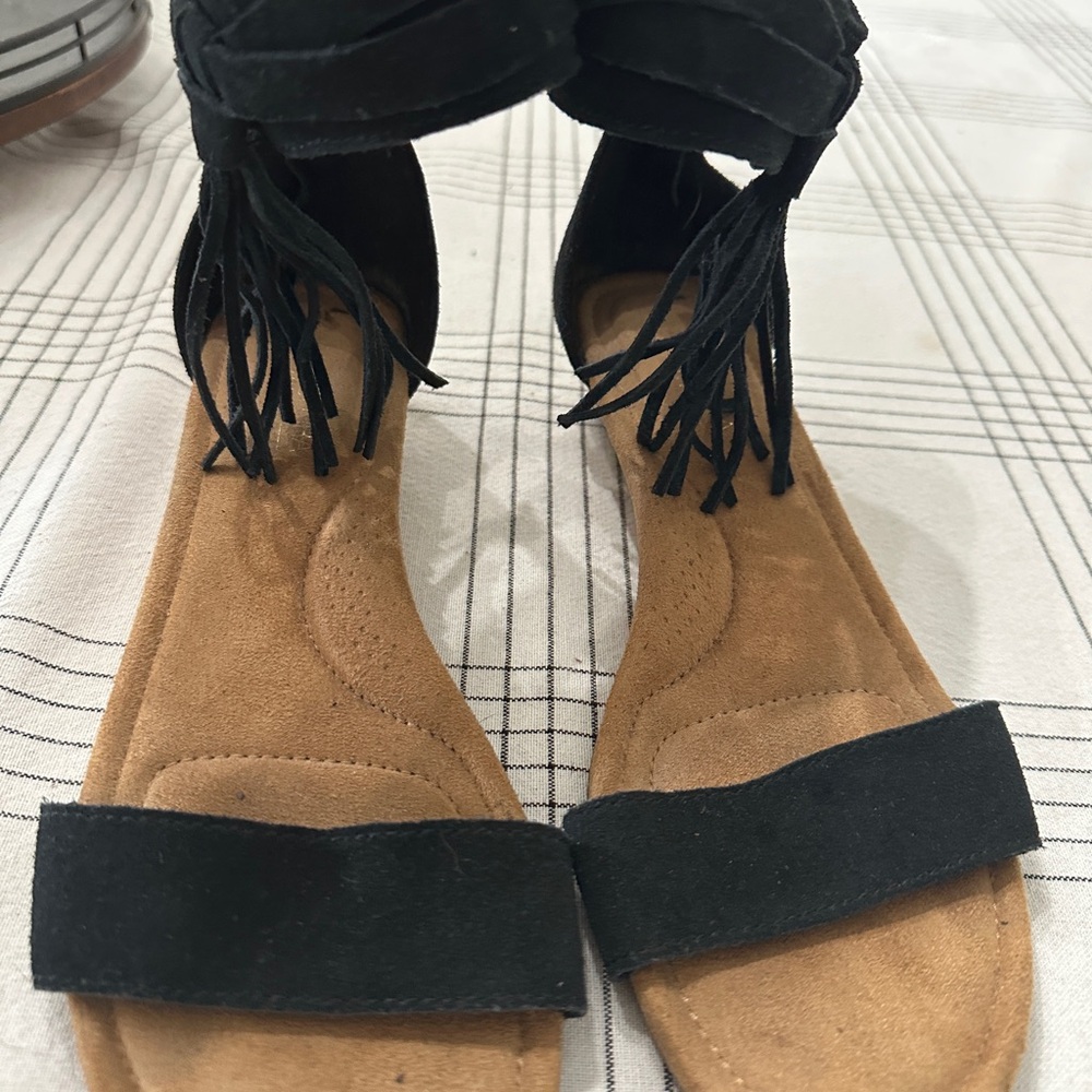 Koolaburra Black and Tan Suede Fringe Sandals
